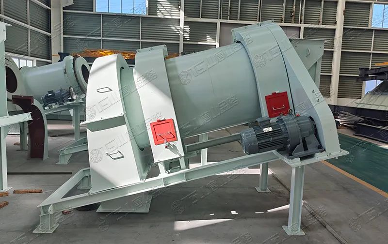 機(jī)制砂防離析、防揚(yáng)塵，有經(jīng)驗(yàn)的砂廠都在用加濕拌和機(jī)